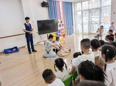 艺术点亮安全，携手共筑童心梦——艺术设计学院教师赴慧聪幼儿园开展融合式社会培训